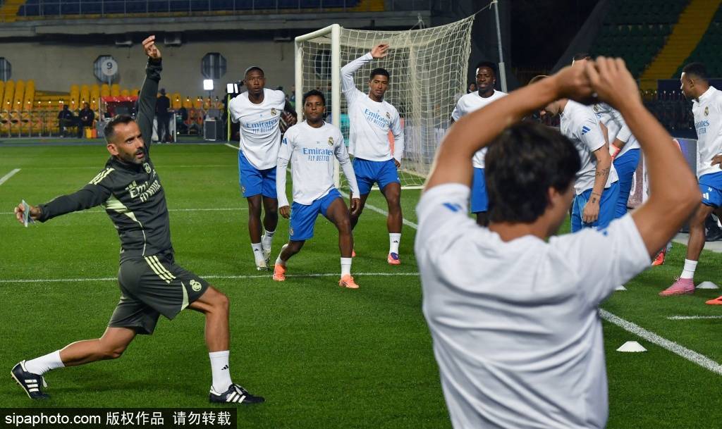 库尔图瓦300场里程碑：胜利与零封的背后，皇马球迷的支持不可或缺